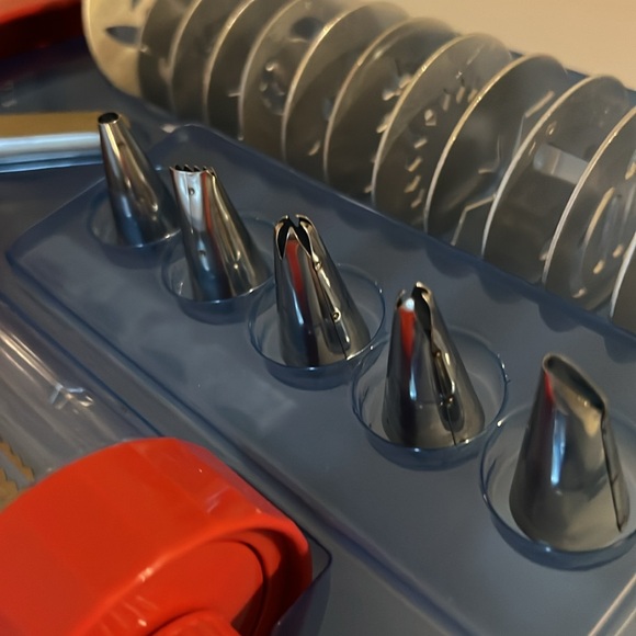 Kuhn Rikon Switzerland Professional Cookie Press and Decorating tips - Picture 6 of 13